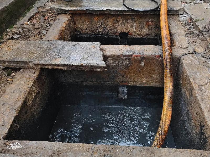 三牌楼清理化粪池